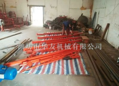 點(diǎn)擊查看詳細(xì)信息<br>標(biāo)題：華友機(jī)械直滑式吊運(yùn)機(jī)發(fā)貨現(xiàn)場(chǎng) 閱讀次數(shù)：7172